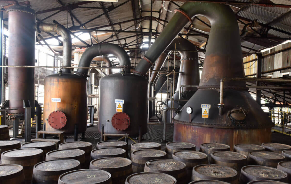 Blick in die Hampden Distillery Jamaika