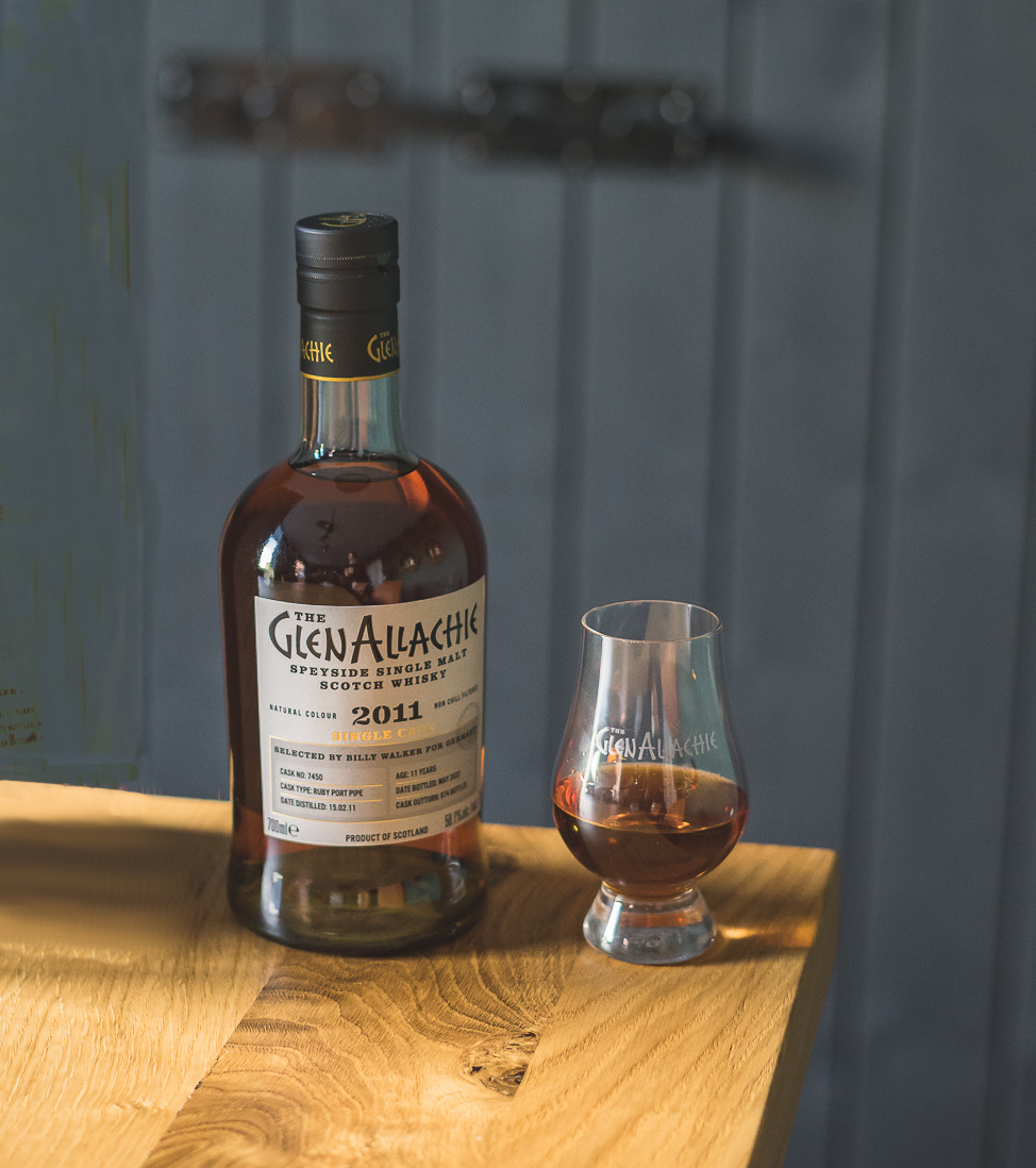 Flasche GlenAllachie 2011 Port Whisky mit Nosingglas