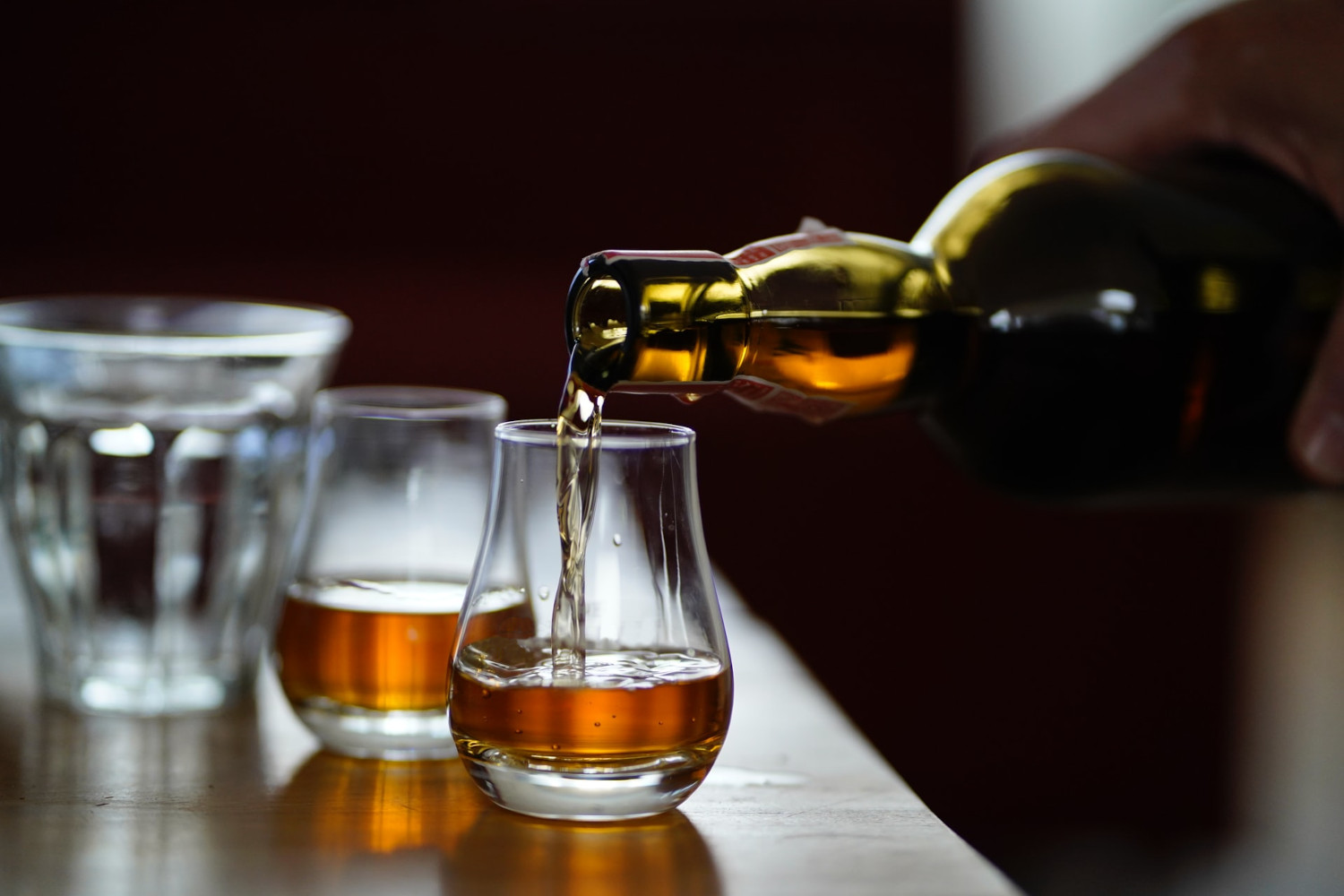 Whisky Tasting Whisky wird in 2 Gläser gegossen