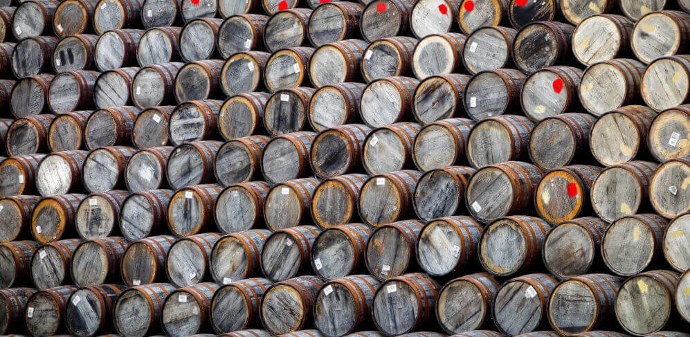 Fassgrößen beim Whisky viele Fässer, die übereinander liegen