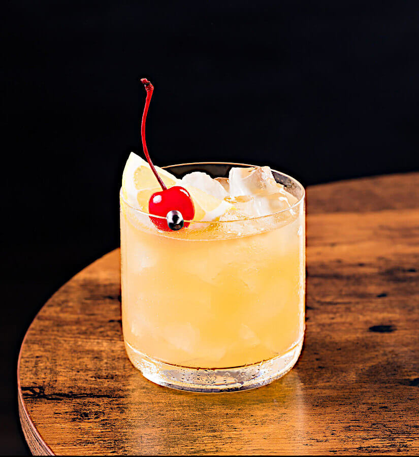 Whisky Sour Cocktail Whisky Sour Cocktail auf einem braunen Tisch