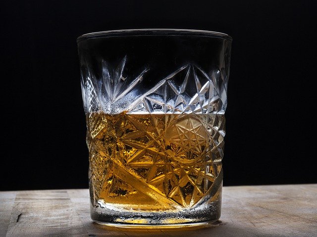 Whisky Tumbler Whiskytumbler aus Kristallglas mit Whisky
