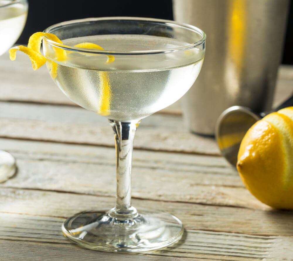 Siglo Cero Pox Cocktail Cocktailschale mit Siglo Cero Pox Cocktail und etwas Zitronenschale