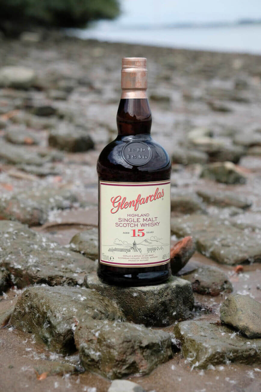 Glenfarclas 15 Jahre  Highland Whisky am Elbstrand mit Steinen