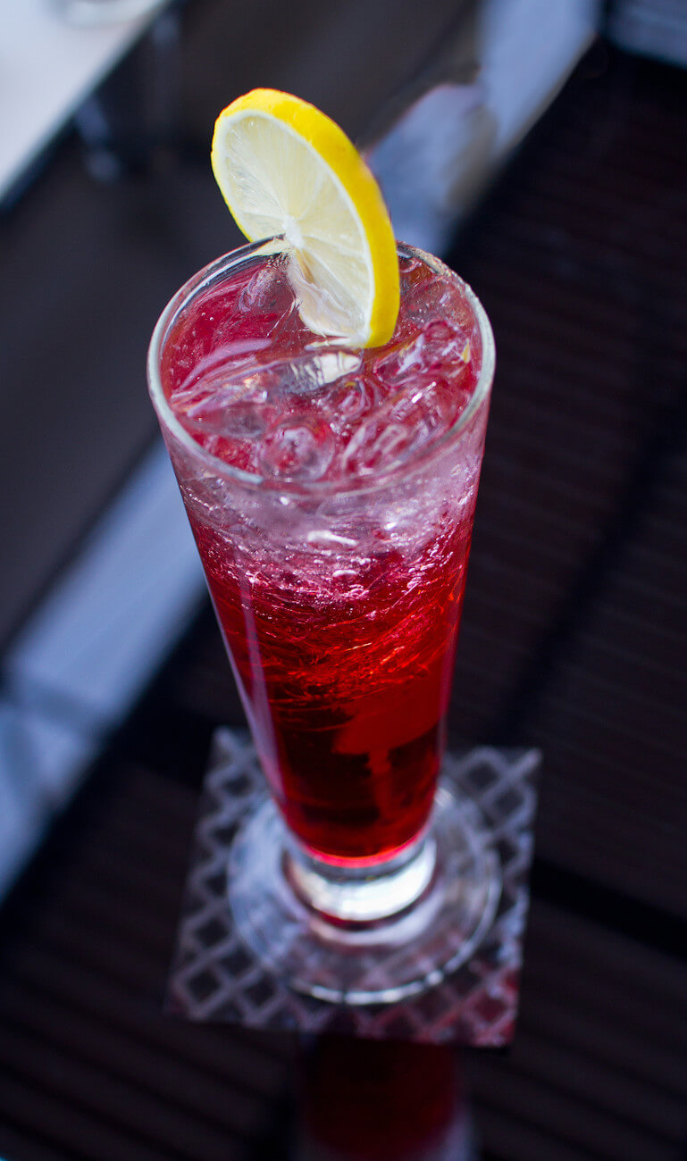 El Diabolo - Rezept für ein Tequila Cocktail! der rote Tequila Cocktail El Diabolo in einem hohen Glas mit Eiswürfeln