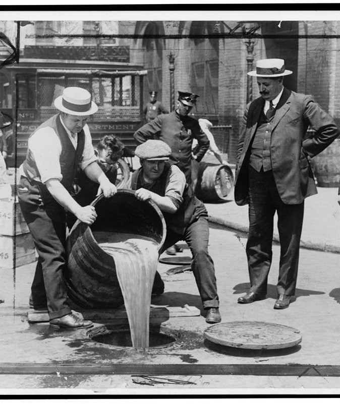 Prohibition in Amerika 2 Männer kippen während der Prohibition in Amerika ein Fass mit Whisky aus