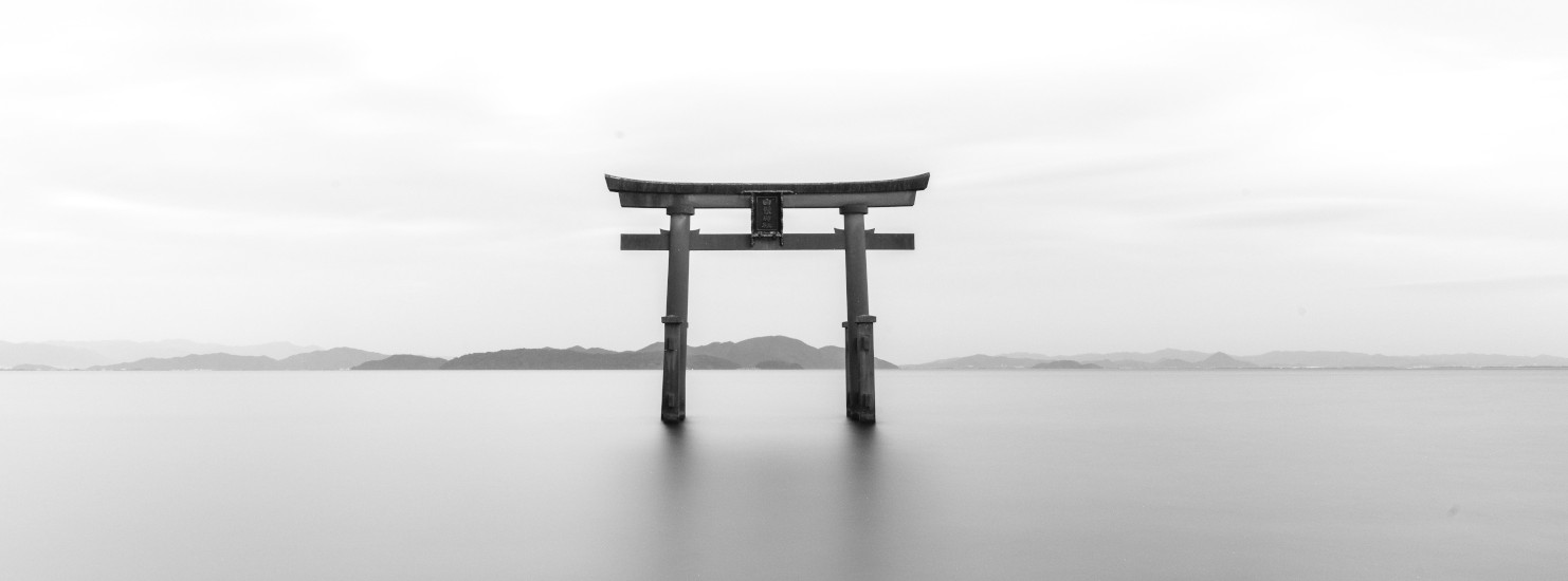 Japanischer Whisky - JETZT KAUFEN! Japanisches Tor in einem See