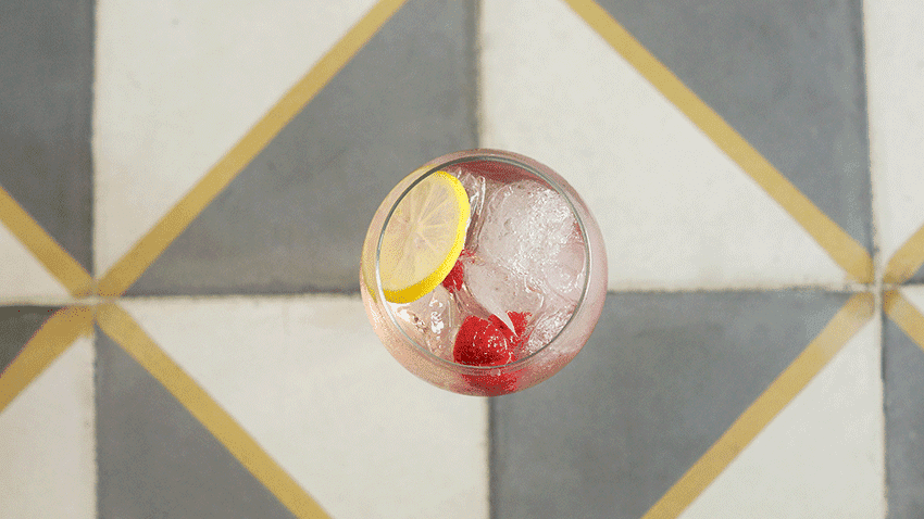 Pox Tonic Cocktail Glas mit Pox Tonic Cocktail von oben auf grau weißem Grund