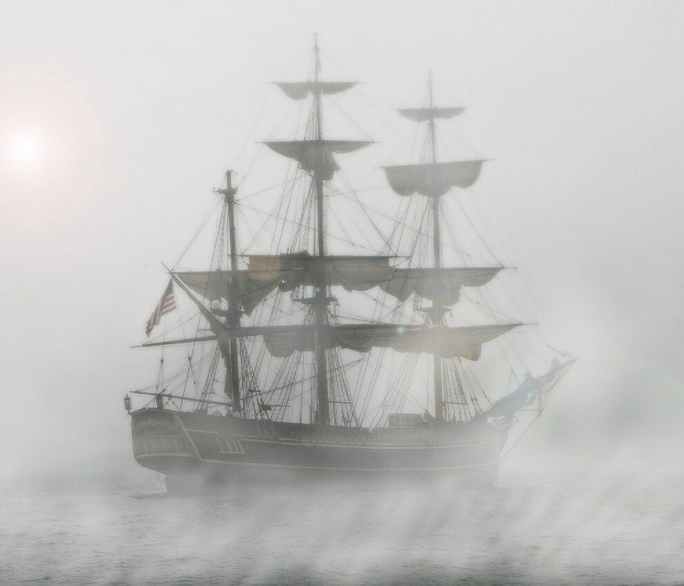 Segelschiff ein altes Segelschiff mit 3 Masten im Nebel
