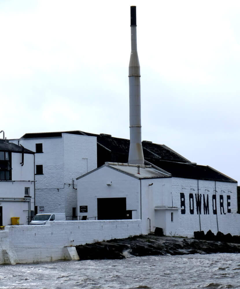 Blick auf die Bowmore Destillerie