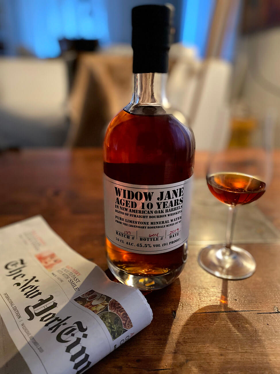 Widow Jane Bourbon Widow Jane Bourbon mit Nosingglas und Zeitung