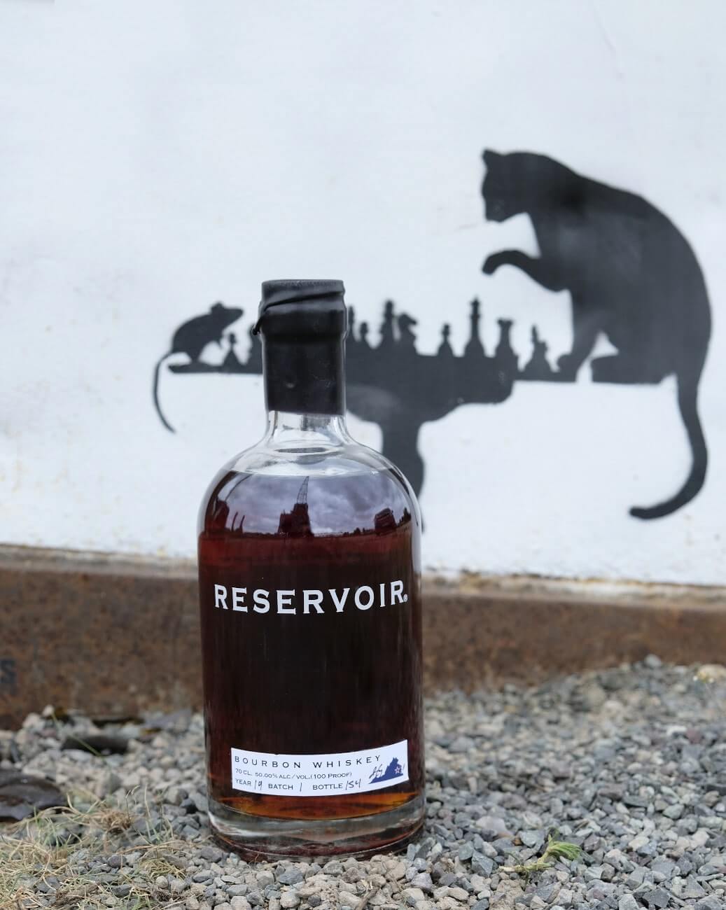 Reservor Bourbon amerikanischer Whisky von einem Graffiti mit Schachbrett, einer Maus und Katze