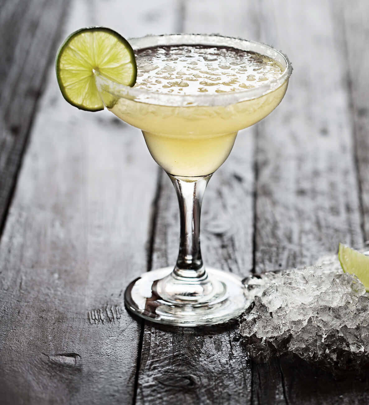 Margarita Cocktail Margarita Cocktail in einer Cockailschale mit chrushed Eis und einer Zironenscheibe