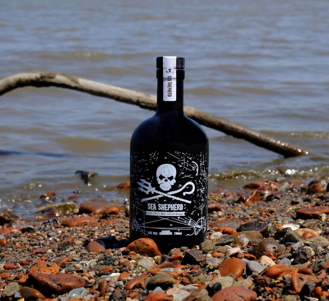 Sea Shepherd Single Malt Islay Whisky am Elbstrand mit Steinen