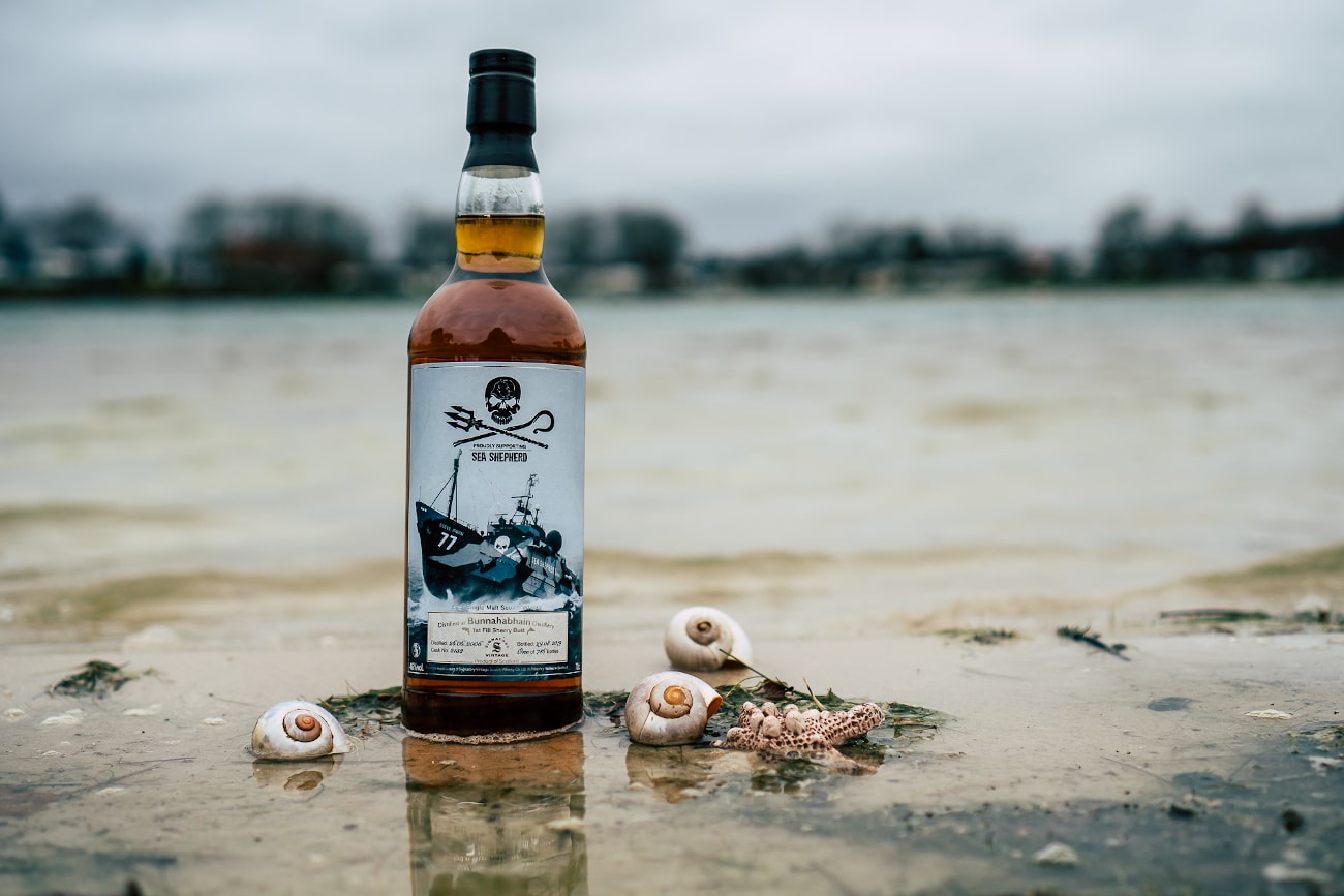 Sea Shephard Bunnahabain Islay Whisky am Strand mit Muscheln