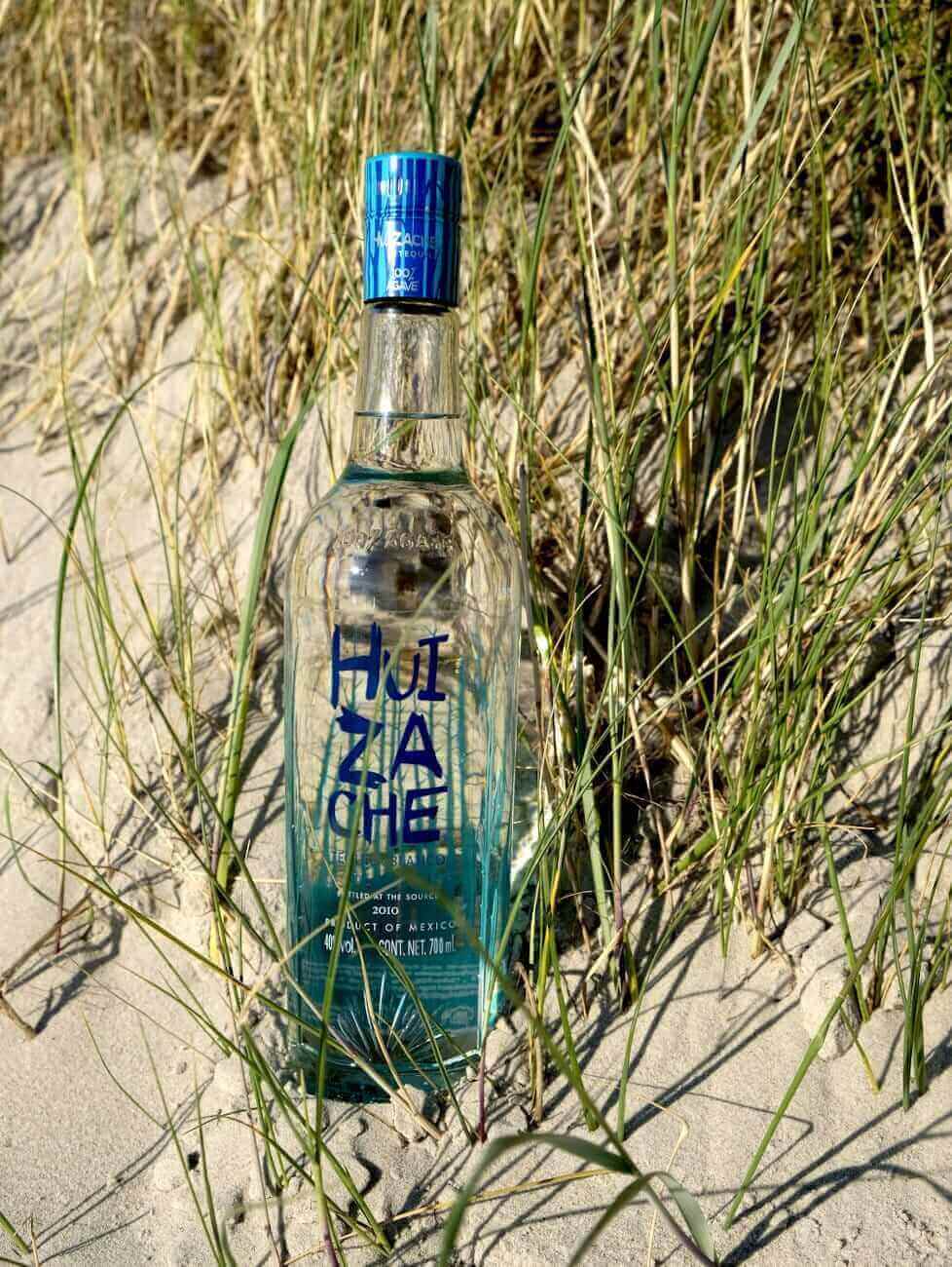 Huizache Tequila am Strand mit Strandhafer