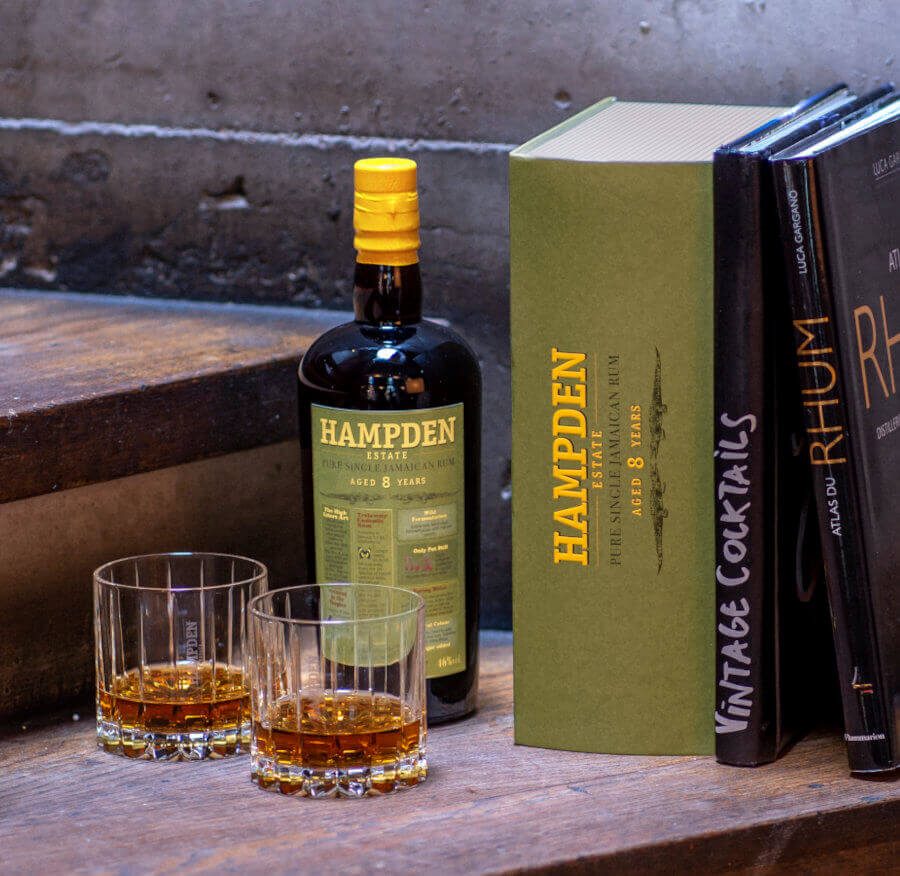 Flasche Hampden Rum mit grüner Geschenkbox