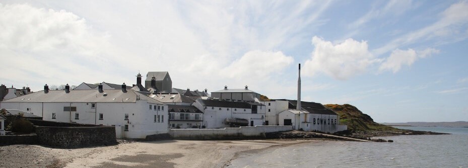 Besonderen Islay Whisky kaufen Sie hier! Bowmore Destillerie am Strand von Islay