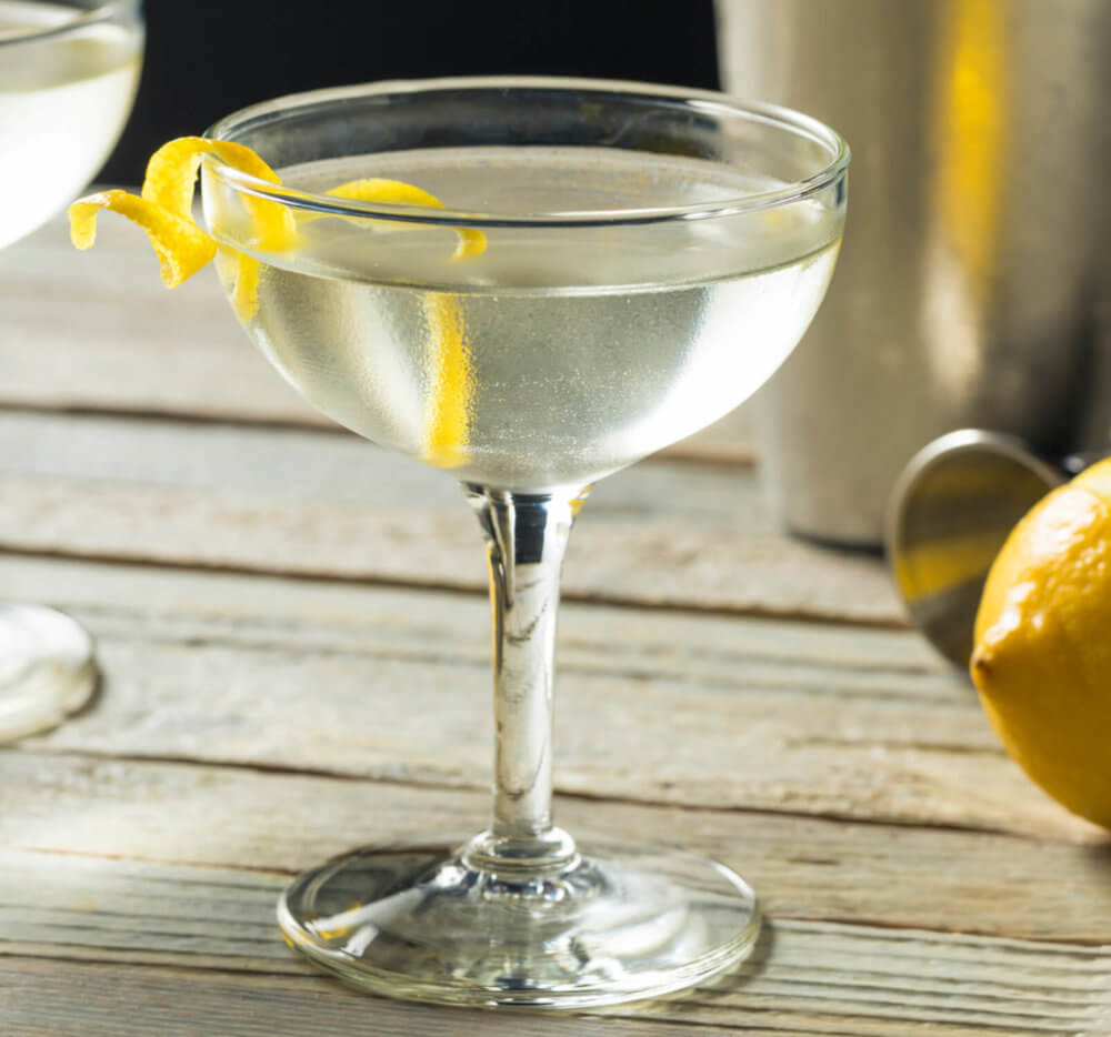 Knickerbocker's Cocktail Knickerbocker's Cocktail in einer Cocktail Schale garniert mit Zitronenzeste