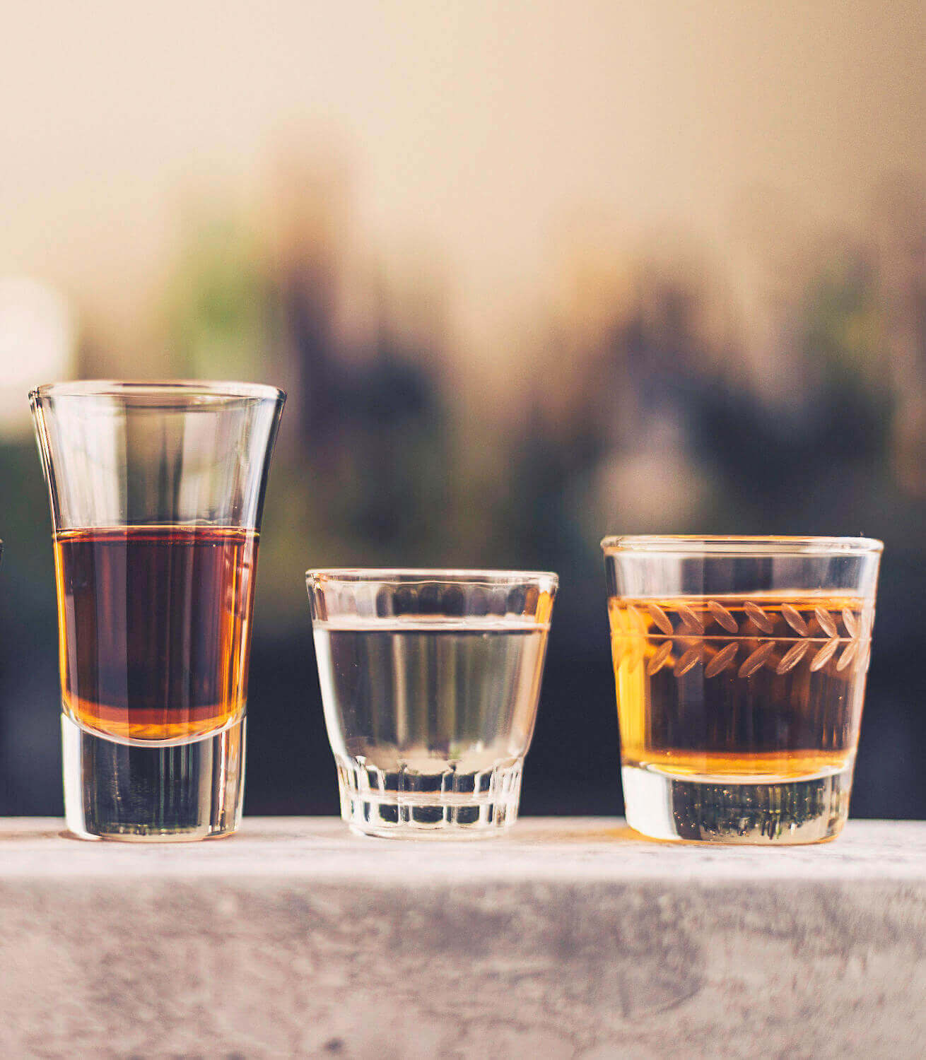 Mezcal pur genießen! Drei verschiedene kleine Gläser mit unterschiedlichen Spirituosen