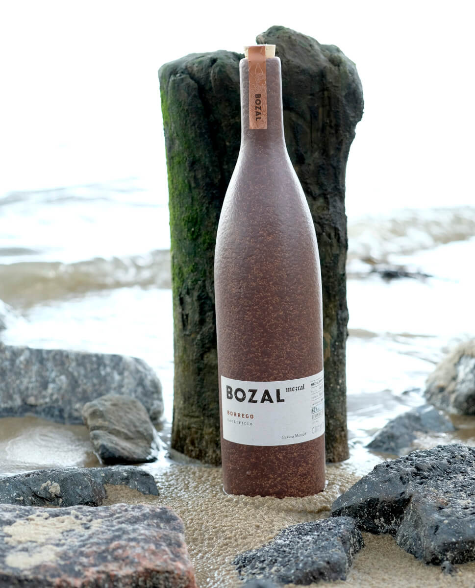 Bozal Mezcal Borrego Sacrificio Limited Release am Stand mit Steinen