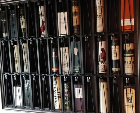 Whisky stehend lagern verschlossenes Regal mit Whiskyflaschen