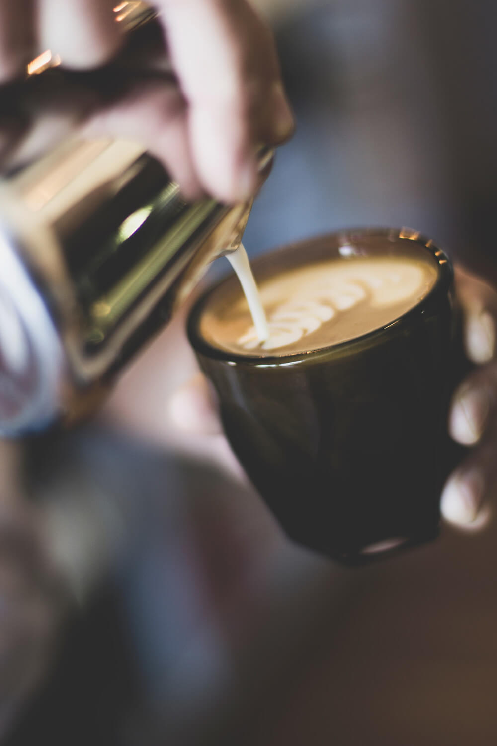 Rezept für ein Eierlikör Cocktail Kaffe wird in einen Becher gegossen