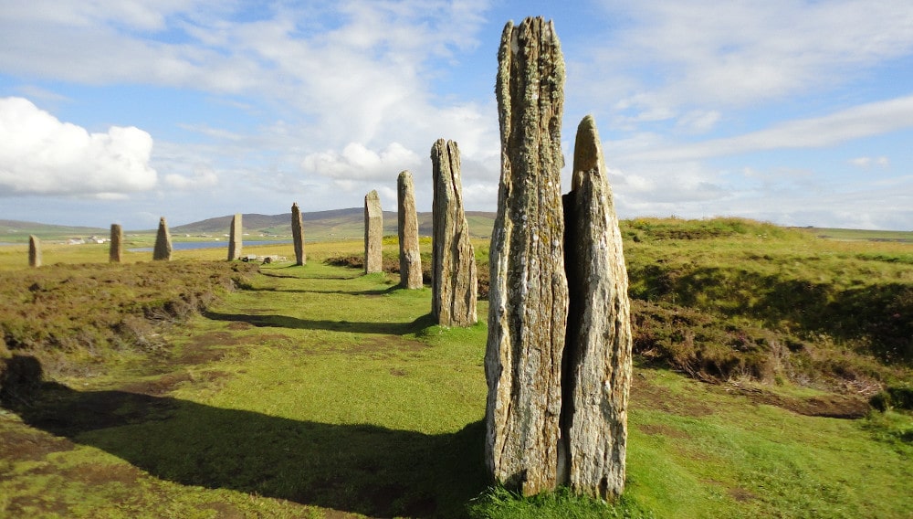 Steinkreis auf Orkney Ring of Brodgar drittgrößter Steinkreis Großbrittaniens