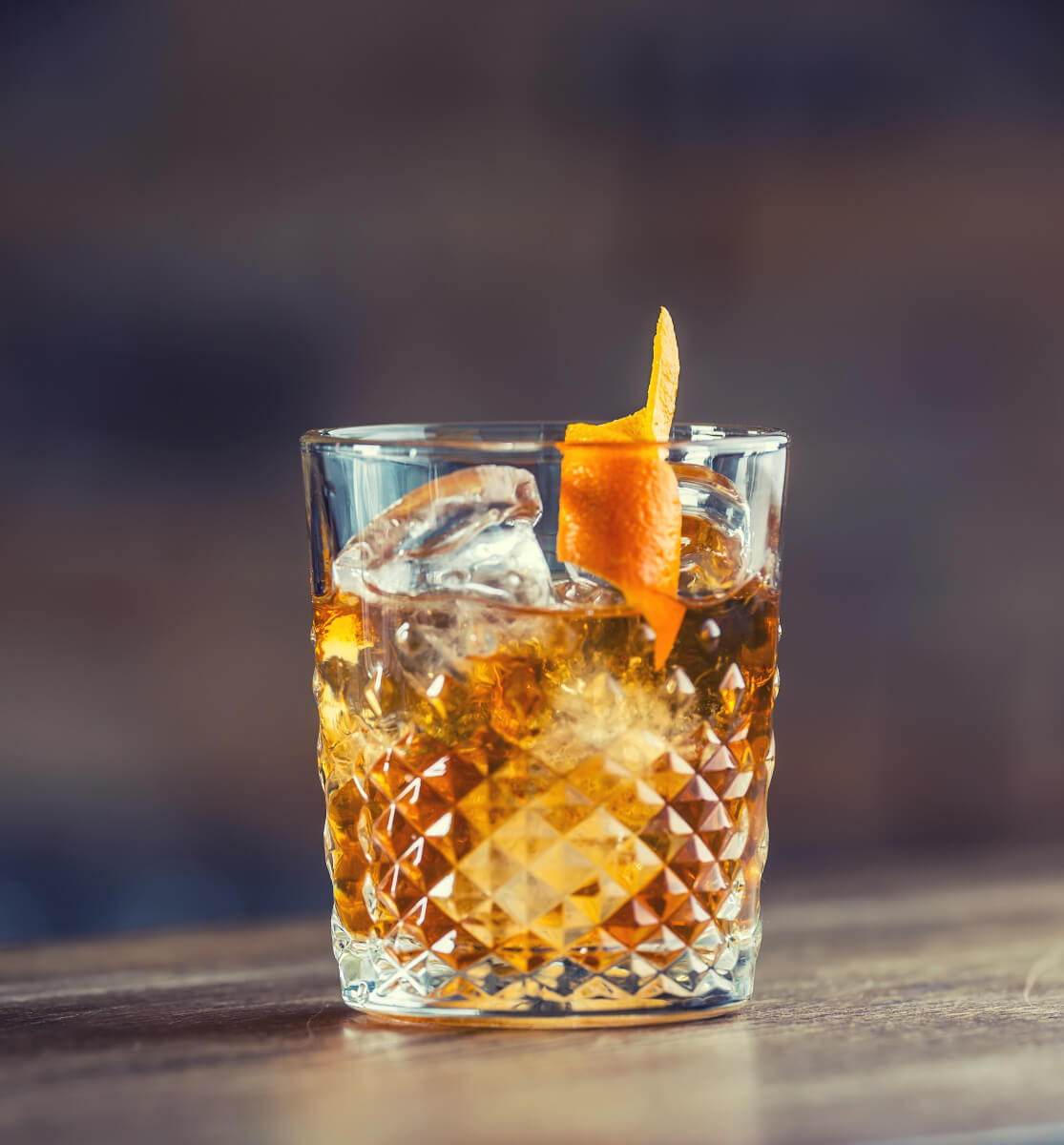 Old Fashioned Cocktail mit Rum Old Fashioned Cocktail mit Rum in einem Tumbler mit Orangenschale