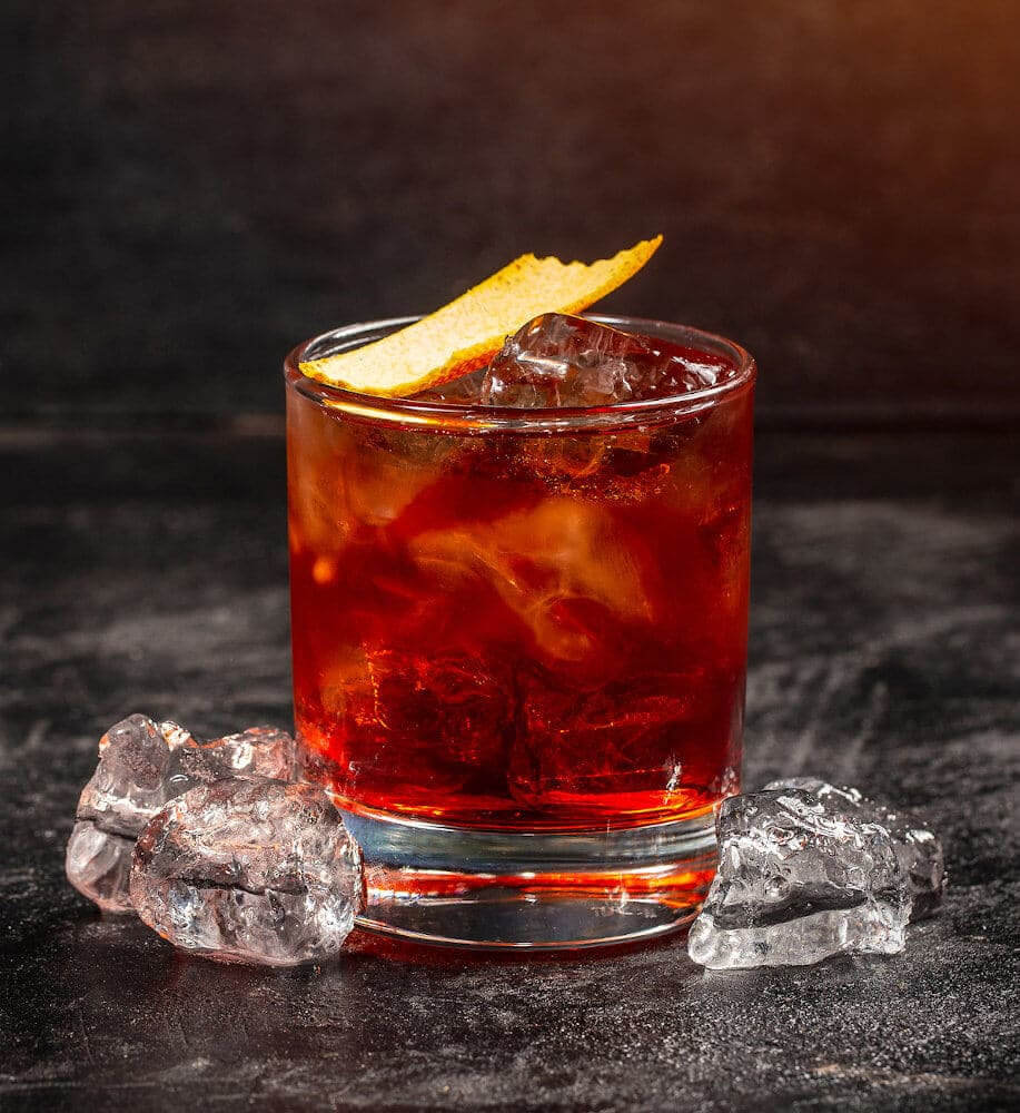 Negroni Cocktail Negroni Cocktail im Tumbler auf einem Tisch