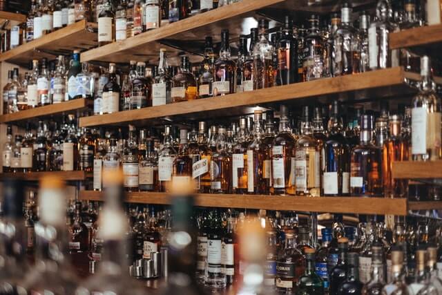 Whisky wieder verschließen viele Whiskyflaschen in einem Regal